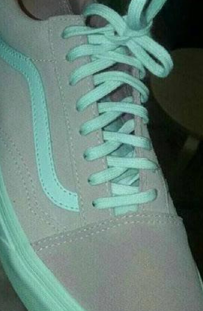 Is this shoe grey and aqua or pink and white? Nova 969