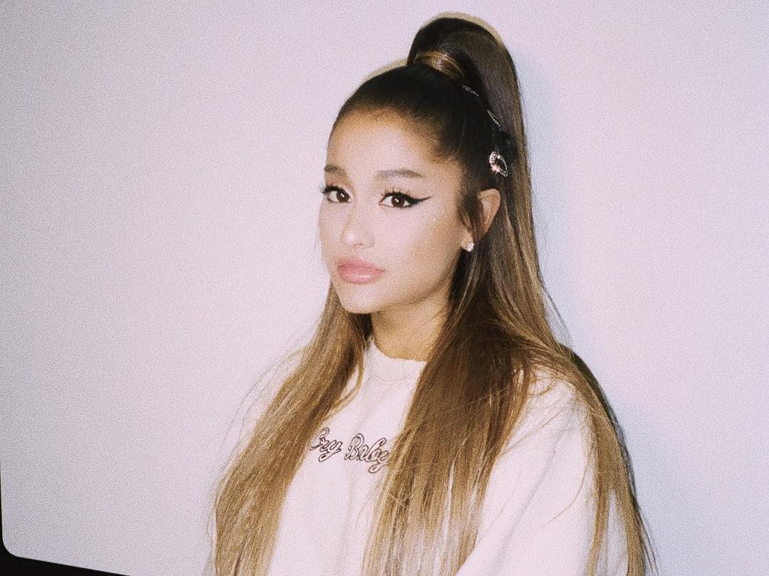 Social Media Is Obsessed With Ariana Grande Fan Forced To Tweet From ...