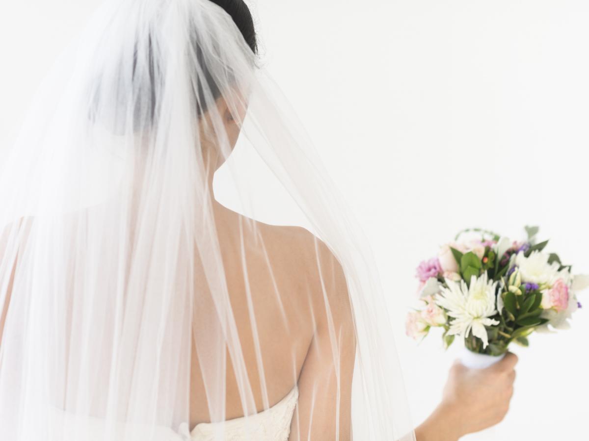 do brides need to wear a veil