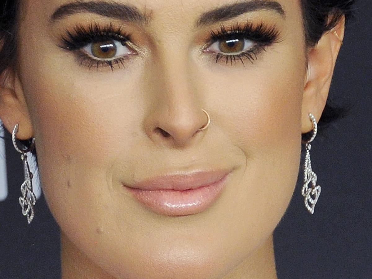 Rumer Willis is furious her jaw was photoshopped in a recent shoot