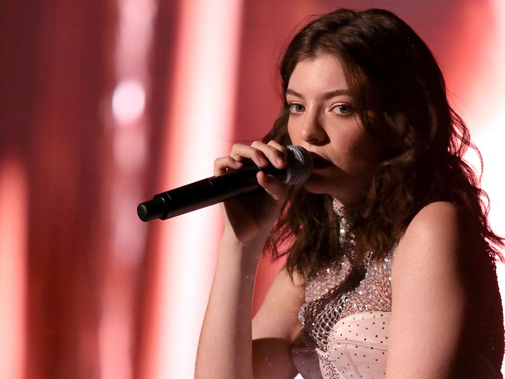 Lorde awkwardly quotes Whitney Houston while referencing a bath | Nova 969