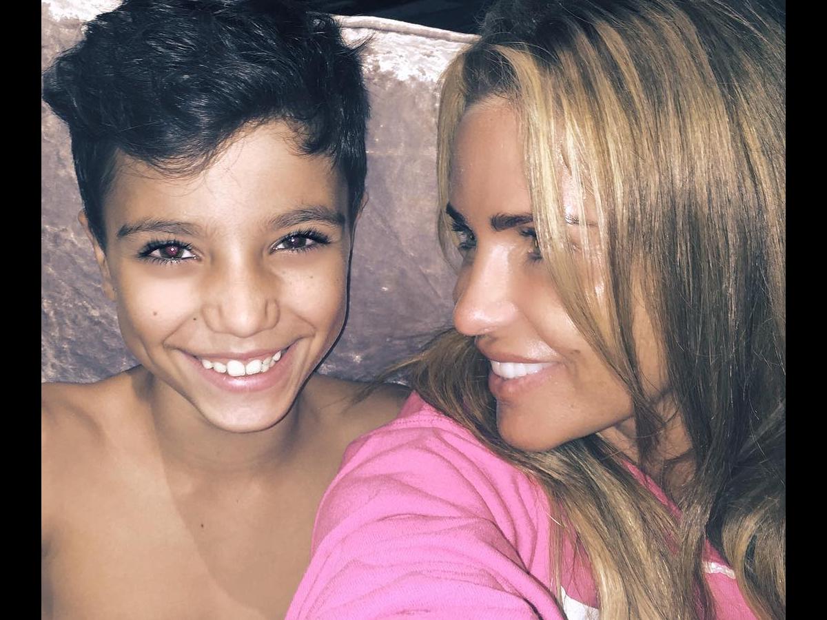 Peter Andre Junior Savva Andreas Andre Katie Price Kisses 17 Year Old Son Harvey On The Lips As Sonen Till Far Och Mor Ar Som Musiker Under 2020 Kand For