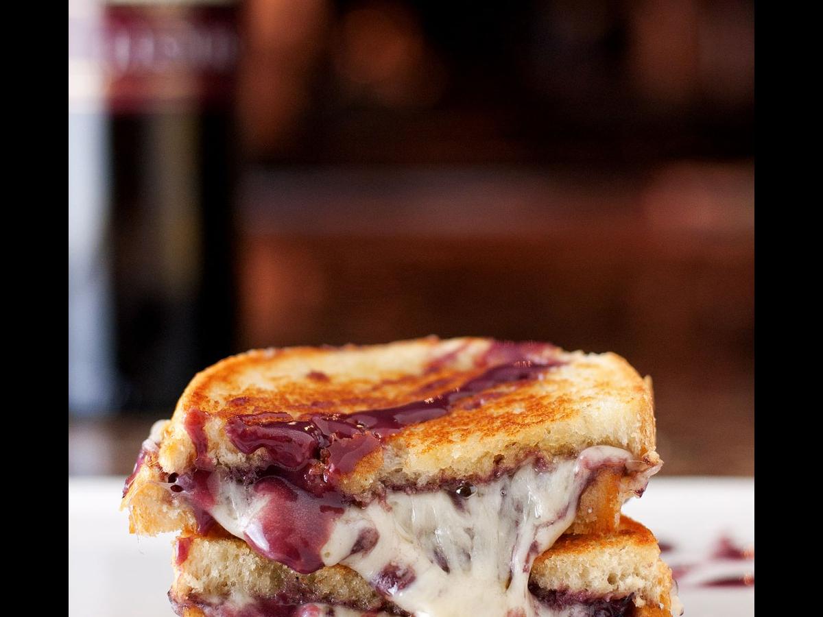 Red wine in your cheese toastie? Here's how to do it! Nova 919