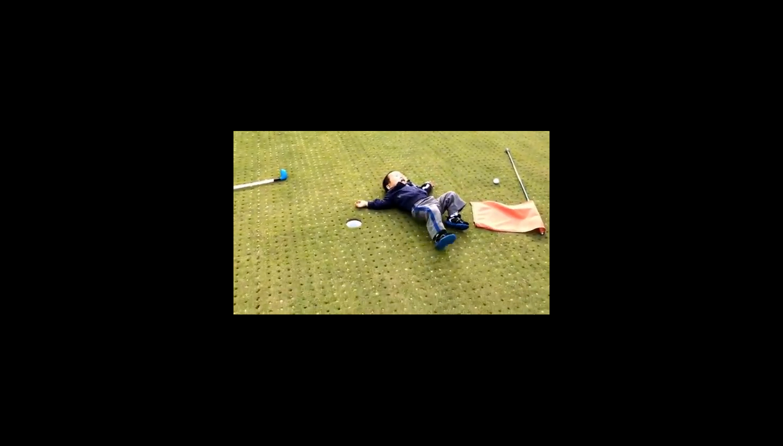 Toddler's hilarious tantrum after missing golf putt Nova FM