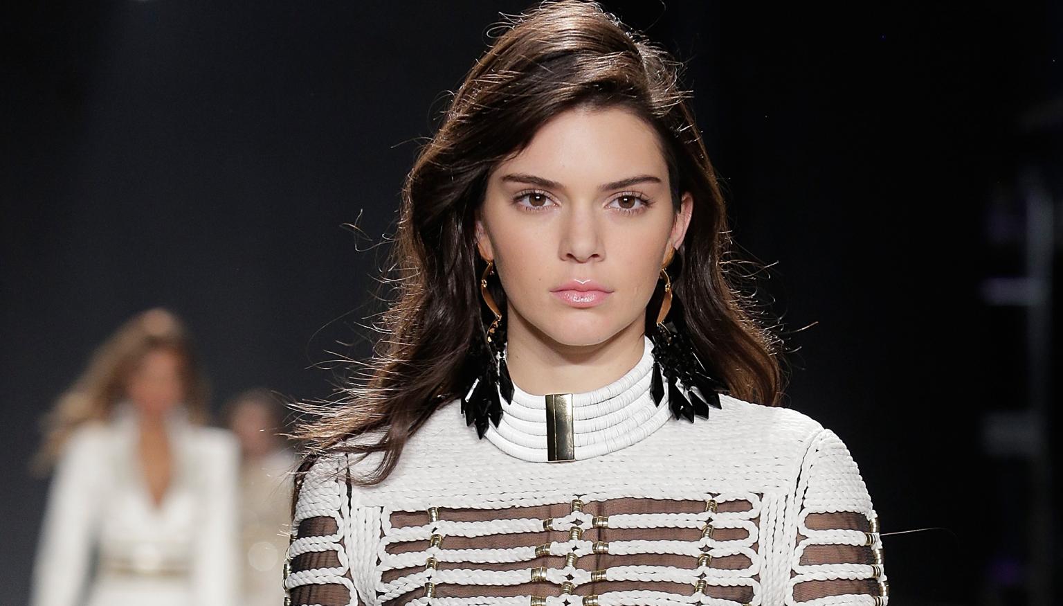 Kendall Jenner is rocking short, pink hair and she looks super ...