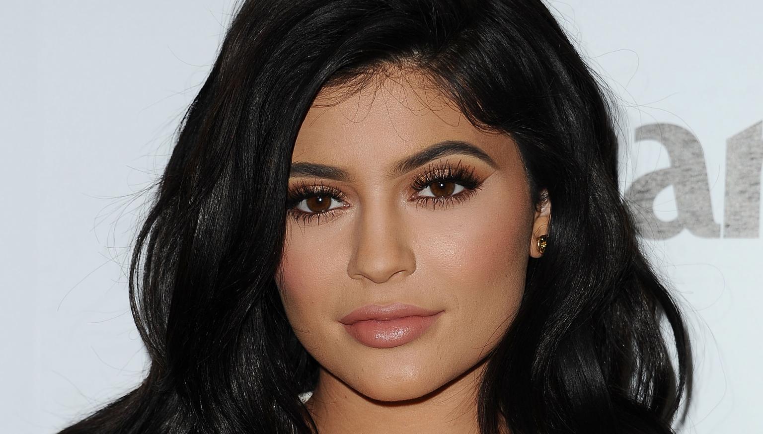 HOLD UP: Kylie Jenner is rocking blue hair and bangs and looks fabulous ...