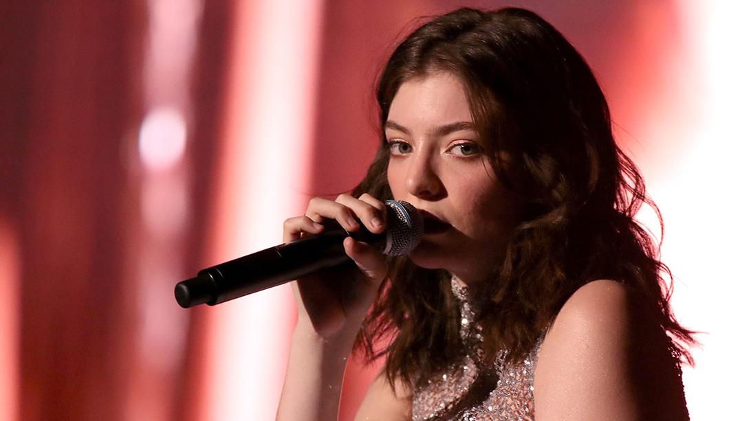 Lorde awkwardly quotes Whitney Houston while referencing a ...