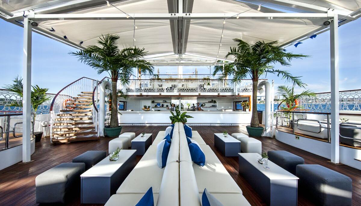 Party boat Seadeck arrived in Brisbane Nova 1069