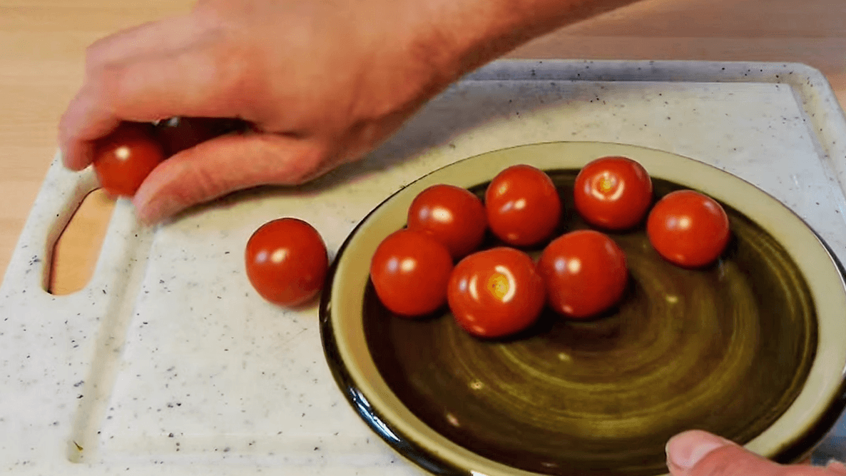 Awesome kitchen hack for cutting cherry tomatoes Nova 100