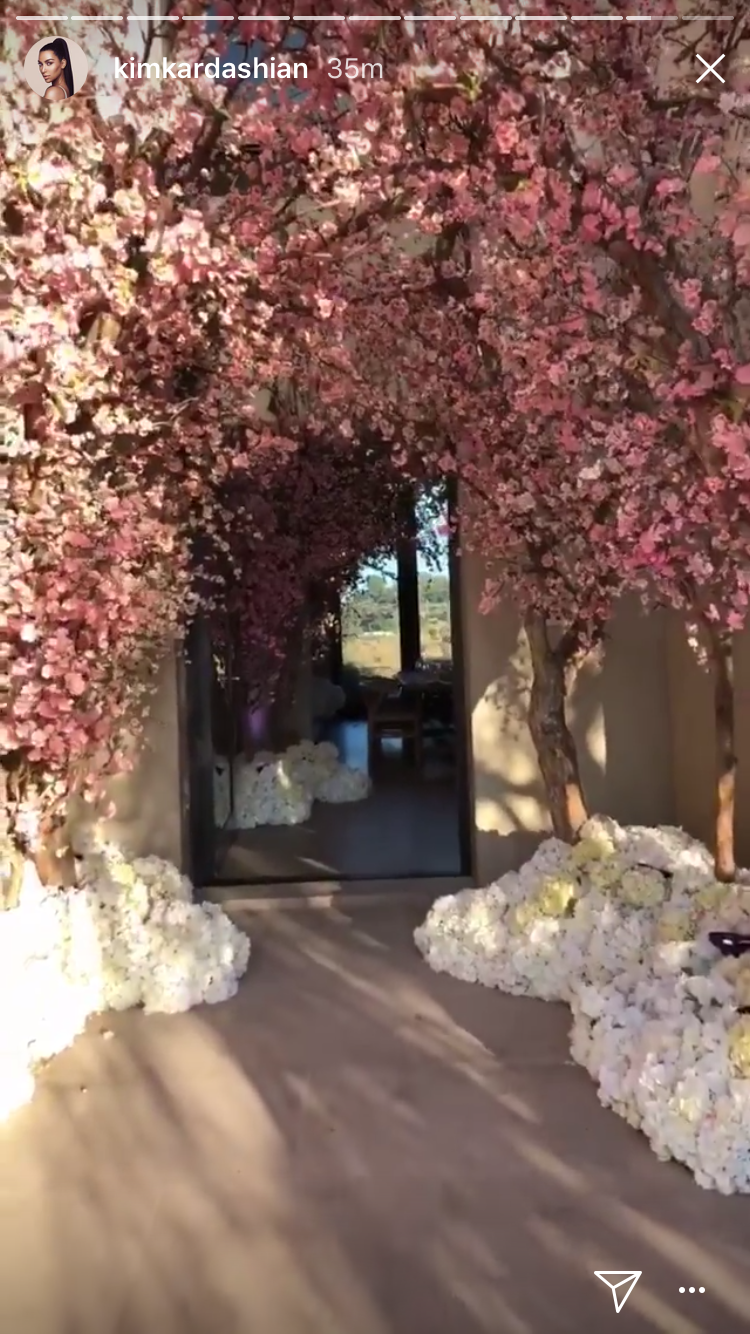 Kim-Kardashian-hosts-amazing-baby-shower-|-Nova-100