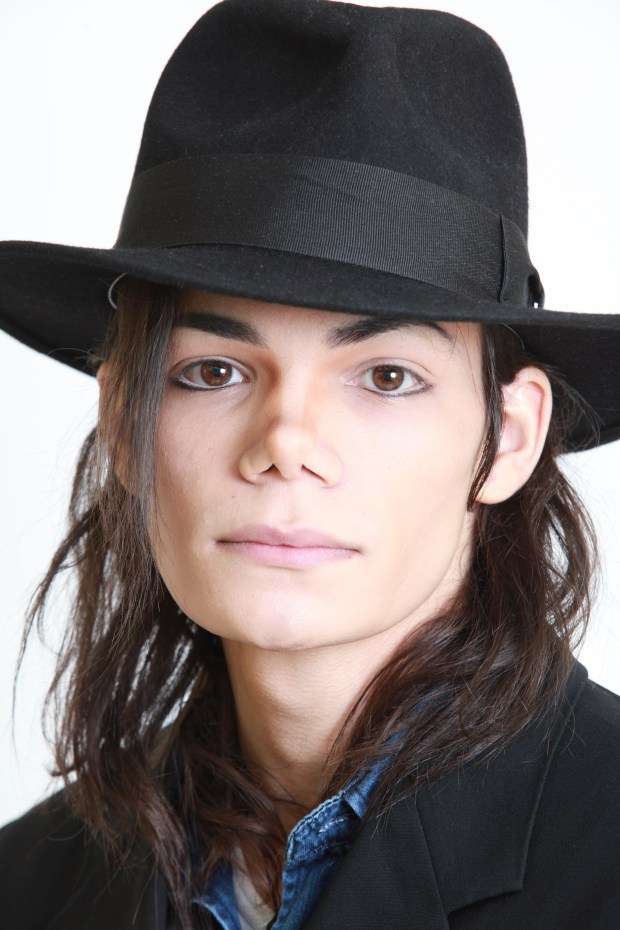 This guy looks EXACTLY like Michael Jackson Nova 100