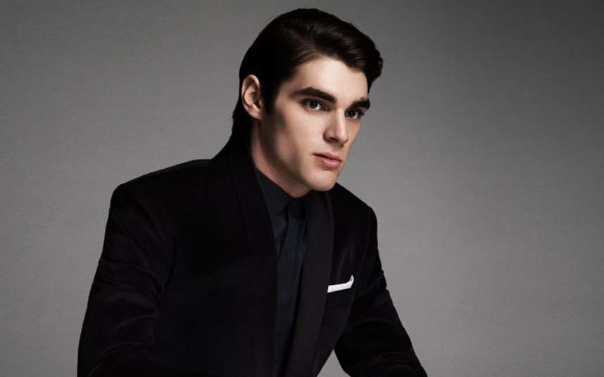 Walt Jr. from Breaking Bad is a runway model now...with breasts Nova 969