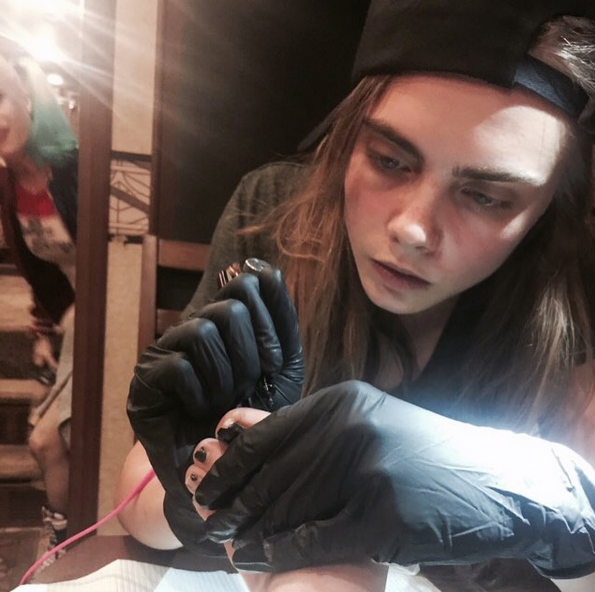 Margot Robbie Gives Cara Delevingne A Tattoo Nova 969